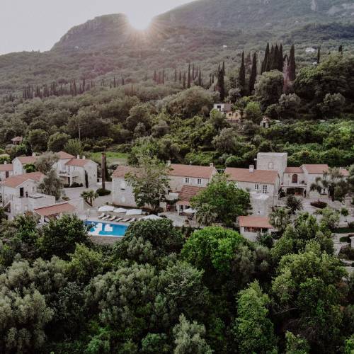 Hotel Malo Selo eingebettet in bewaldete H&uuml;gel mit Pool und umliegenden Geb&auml;uden unter Bergkulisse